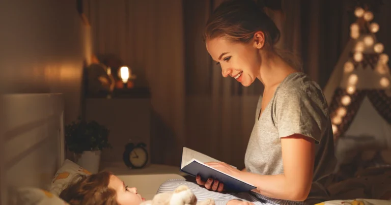 nino leyendo un cuento antes de dormir