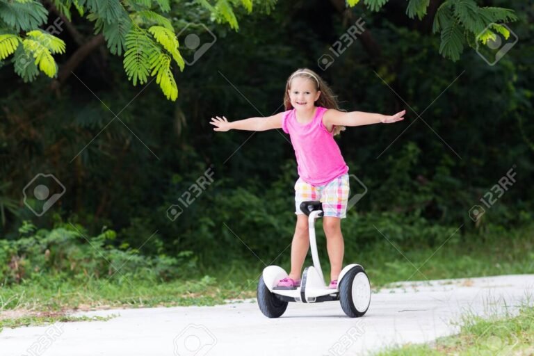 Es la moto eléctrica BMW una buena opción para los niños 10 nino montando moto electrica en parque