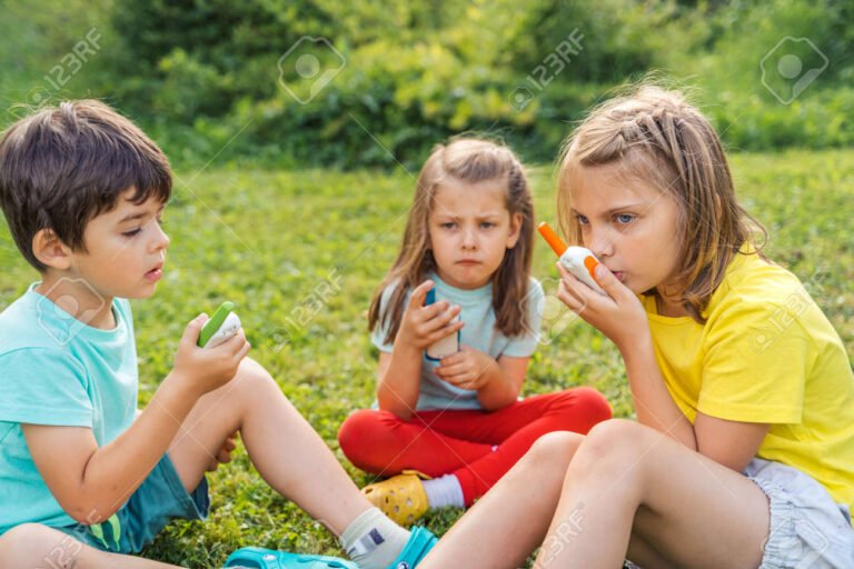 Qué Radios Woki Toki Son Más Recomendados Para Niños 11 nino usando walkie talkie en el parque