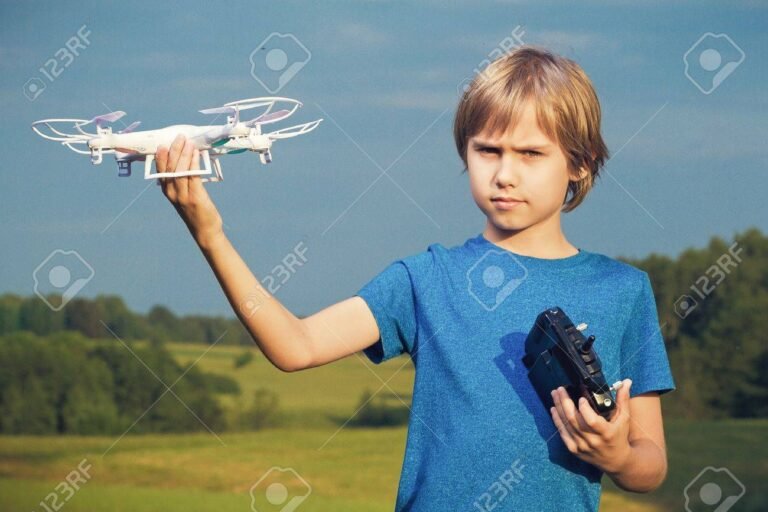 Qué drone con cámara es ideal para que los niños puedan usar 2 nino volando un dron con camara