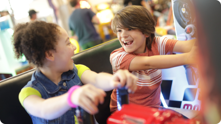 ninos celebrando un cumpleanos en chuck e cheese