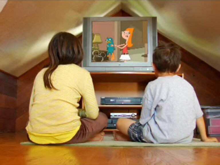 ninos disfrutando un programa de television