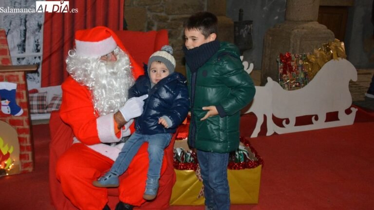 ninos emocionados recibiendo un video de santa
