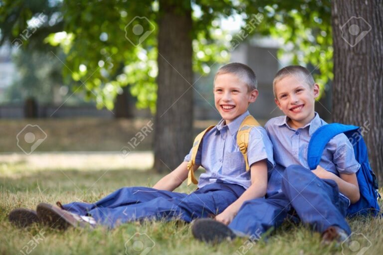 Cómo asegurar un regreso seguro a clases para tus hijos 30 ninos felices con mochilas en el parque