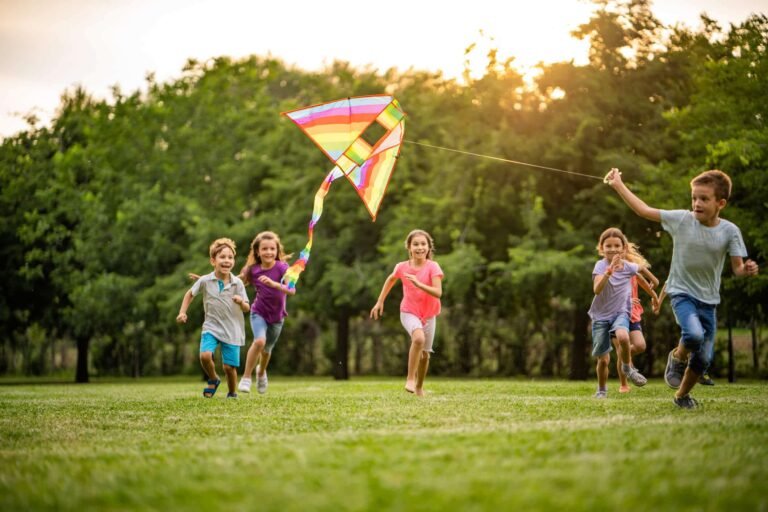 ninos jugando al aire libre por la manana