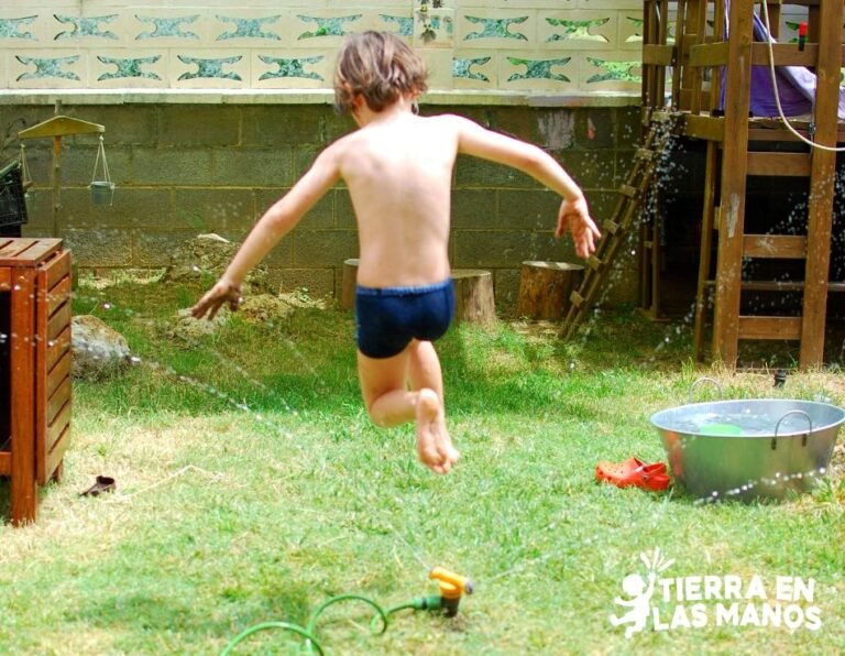 ninos jugando con agua en exteriores