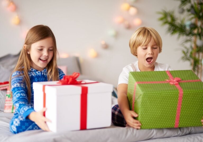 ninos jugando con regalos creativos