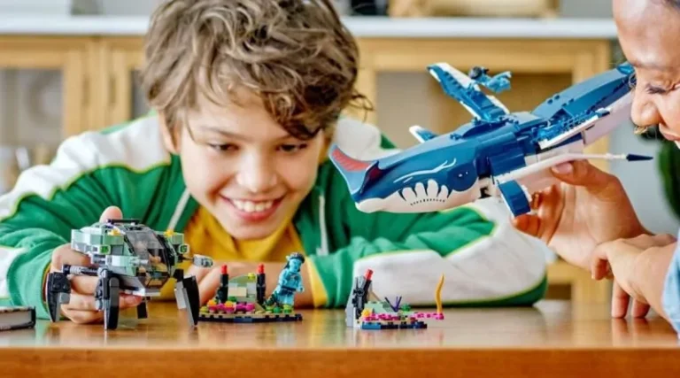 ninos jugando con sets de lego avatar