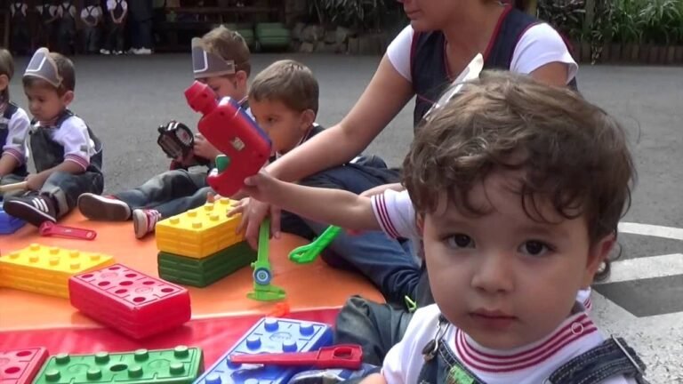 ninos jugando en un jardin infantil