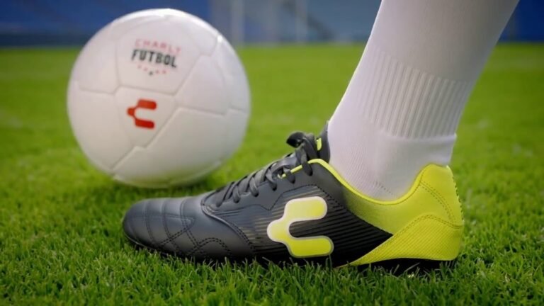 ninos jugando futbol con tenis charly