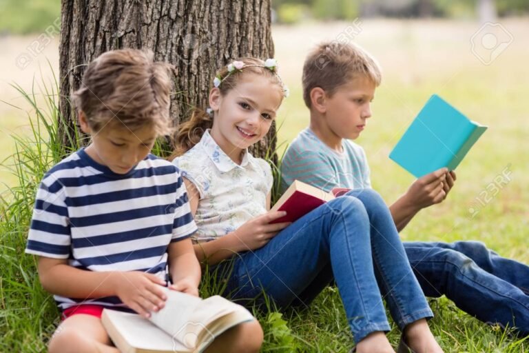 Dónde puedo leer la novela completa de Cómplices al rescate 3 ninos leyendo en un parque soleado