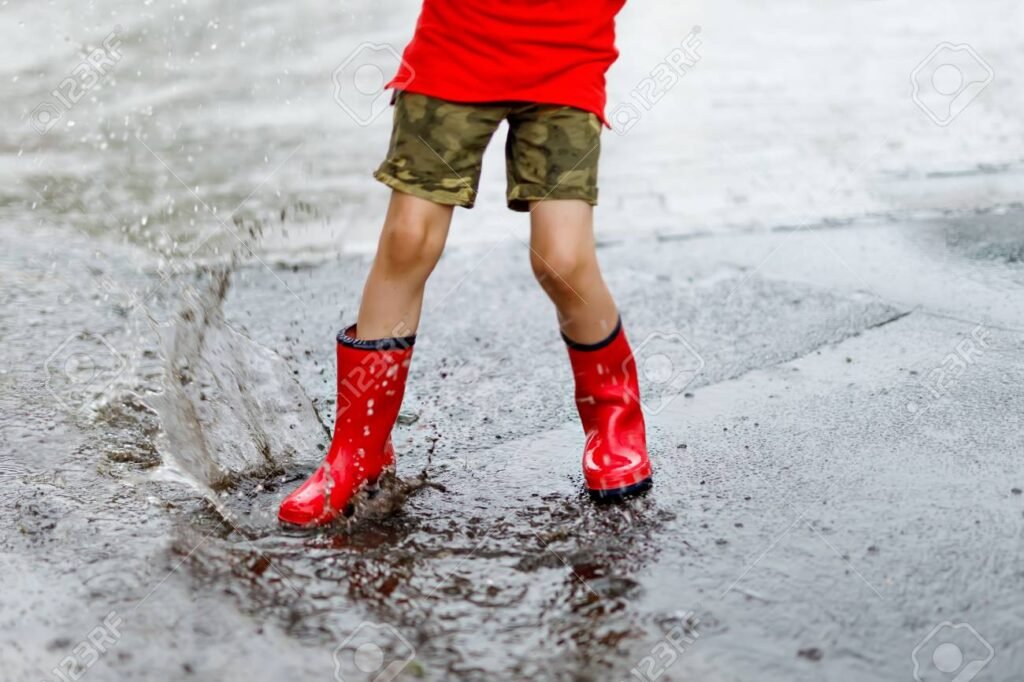 Por qué elegir las botas de lluvia Bubble Gummers para tus hijos 1 ninos saltando charcos con botas de lluvia