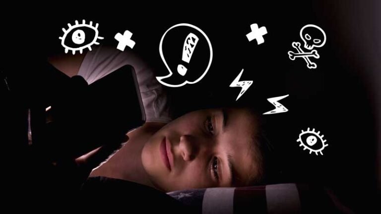 Cómo ver las historias de Facebook de otras personas sin ser amigo 20 ojo observando una pantalla de telefono