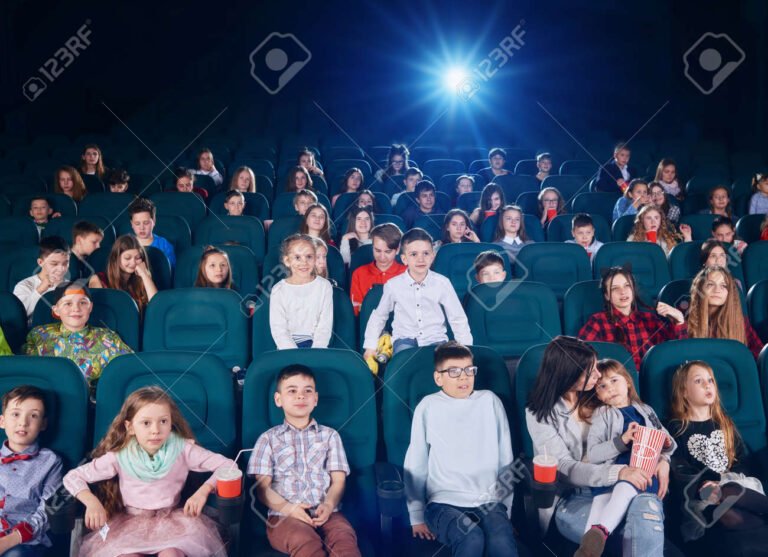 pantalla de cine con espectadores emocionados