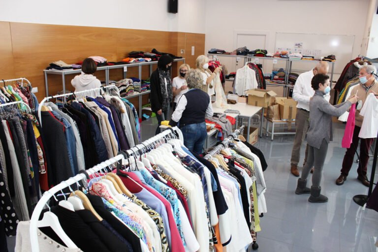 pantalones cargo en un armario organizado