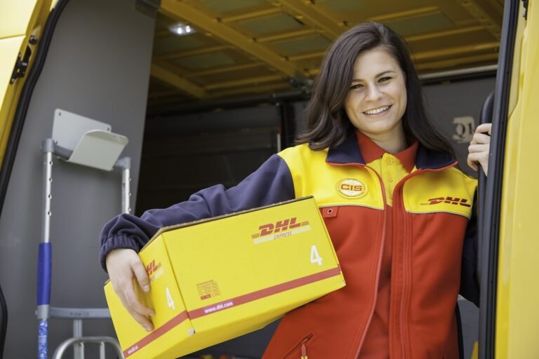 paquete siendo enviado con dhl