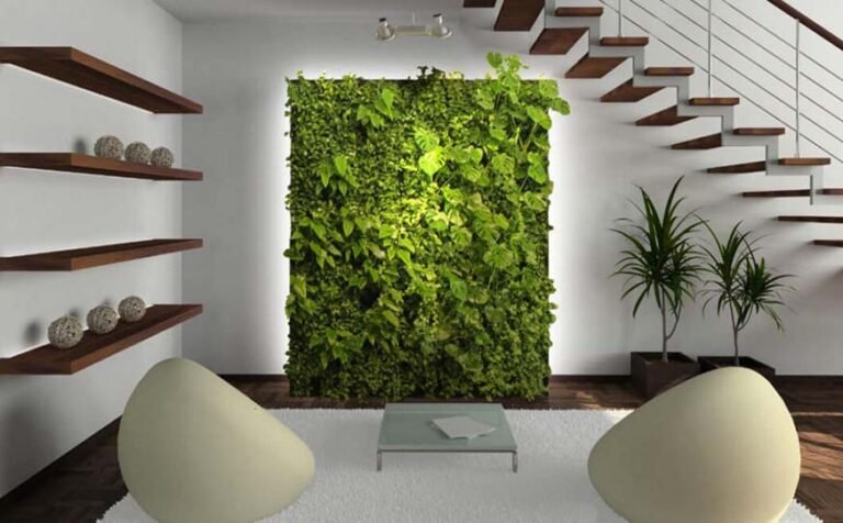 Cómo decorar las paredes de tu sala con estas ideas creativas 29 pared decorada con arte moderno y plantas