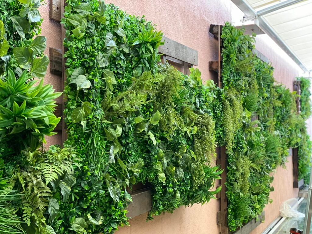 Cómo crear una pared de plantas artificiales con productos de Home Depot 3 Cómo crear una pared de plantas artificiales con productos de Home Depot