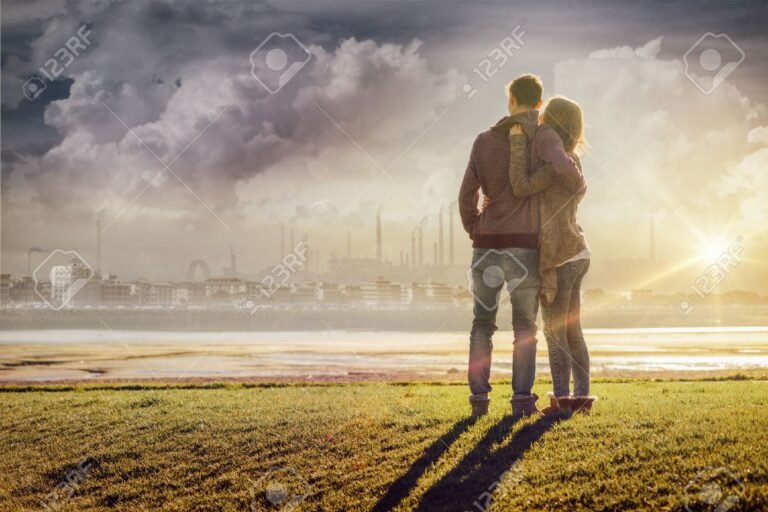 Qué Promesas de Dios Pueden Ayudar a Restaurar Tu Matrimonio 6 pareja abrazandose en un amanecer sereno