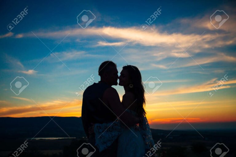 pareja abrazandose en un atardecer romantico