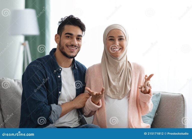 pareja celebrando un anuncio de embarazo