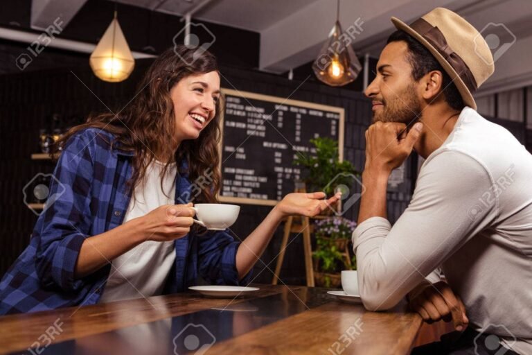 Qué preguntas hacer en una primera cita para conocer mejor a tu pareja 30 pareja conversando en una cafeteria