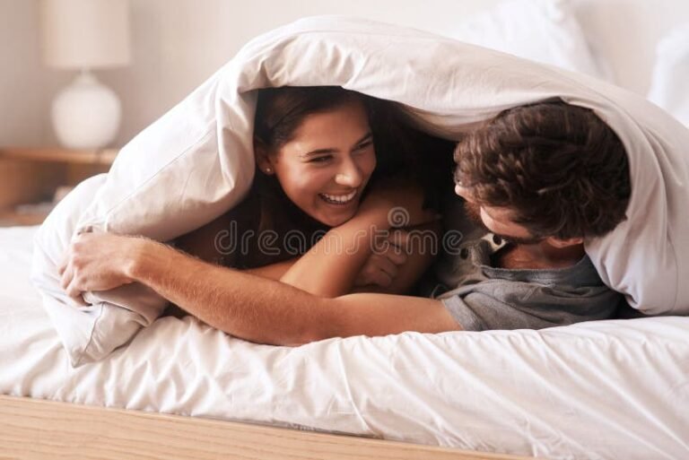 Qué mensajes bonitos puedo enviarle a mi amor por la mañana 15 pareja despertandose juntos con sonrisas