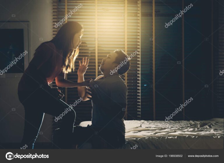 De qué trata "La venganza de la ex" y quiénes son sus protagonistas 4 pareja discutiendo en un ambiente dramatico