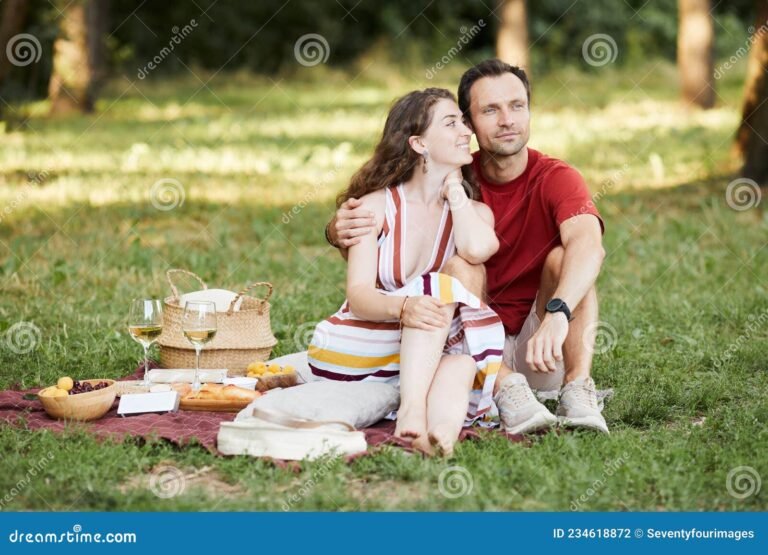 Qué actividades divertidas pueden hacer las parejas juntas 12 pareja disfrutando de un picnic al aire libre