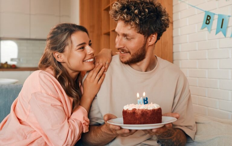 Cómo puedo escribir unas lindas felicitaciones para mi esposo en su cumpleaños 25 pareja feliz celebrando un cumpleanos juntos 1