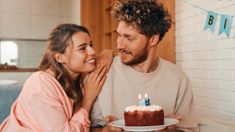 Qué frases románticas puedo usar para desear un feliz cumpleaños a mi amor 24 pareja feliz celebrando un cumpleanos juntos