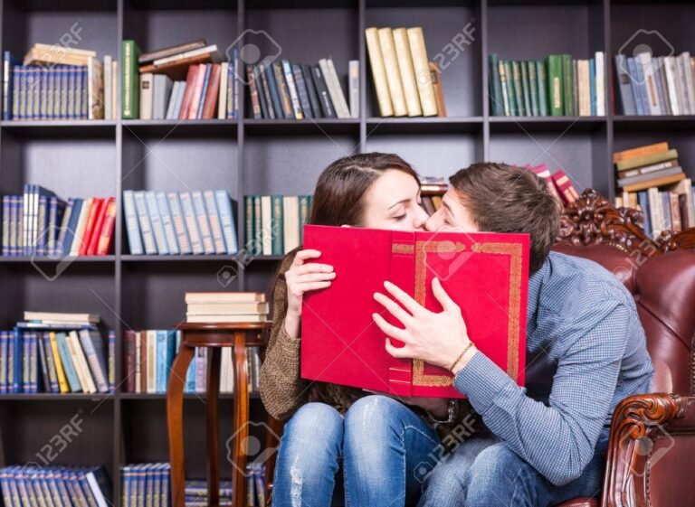 pareja joven en una biblioteca magica