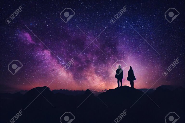 pareja romantica bajo un cielo estrellado 1