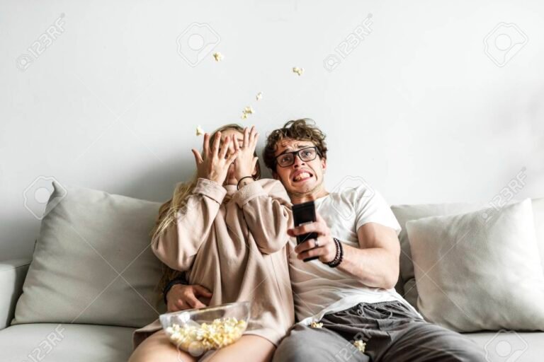 pareja viendo una pelicula en casa 1