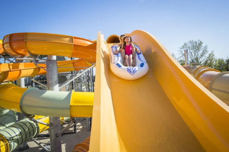 Qué es Wet and Wild Bob Esponja y qué atracciones ofrece 10 parque acuatico con atracciones emocionantes