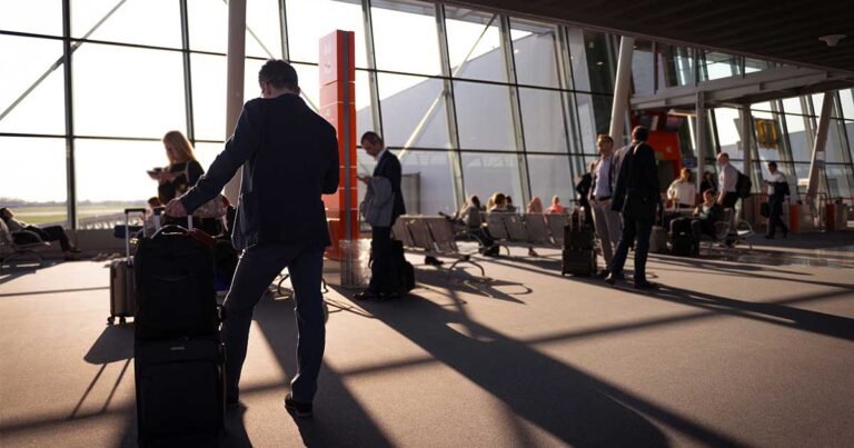 pasajero cambiando vuelo en aeropuerto