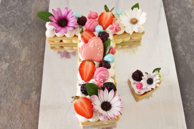 pastel mil hojas en una mesa decorada