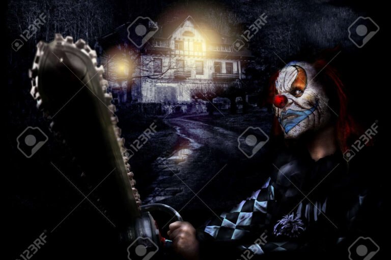 payaso aterrador en una casa oscura