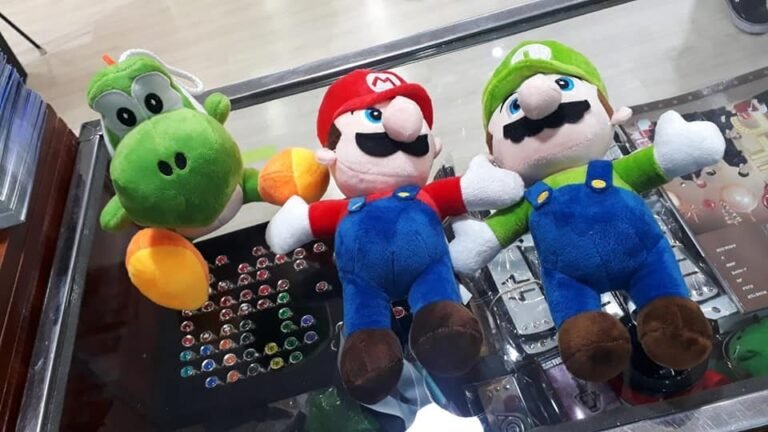 peluches de mario bros en una tienda