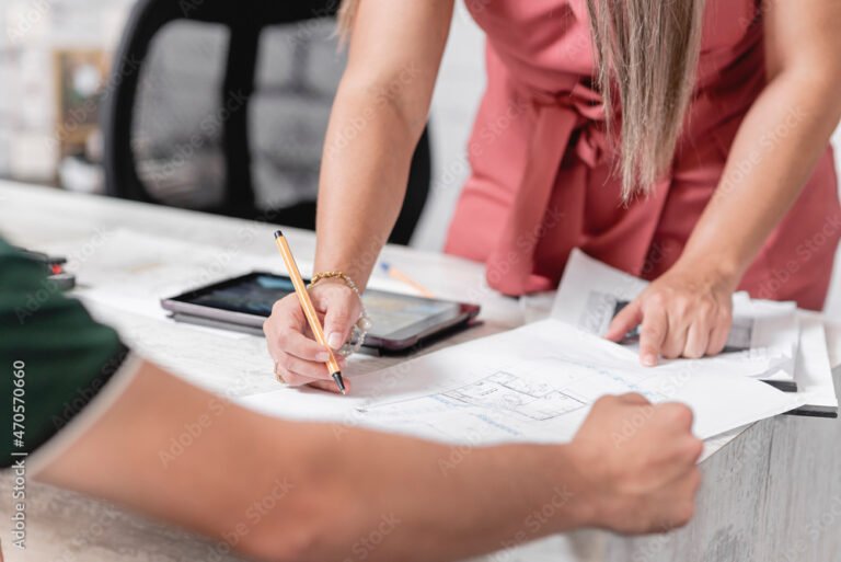persona analizando un plano de construccion