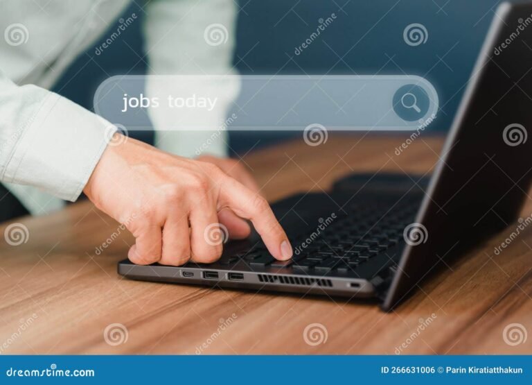 Cómo encontrar el manual de usuario para Smart TV RCA 22 persona buscando manual en internet