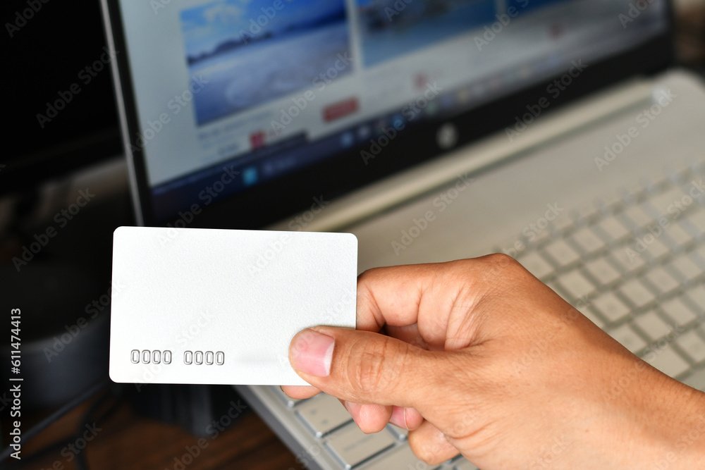 Cómo comprar boletos para el Bye Bye Tour Aquí te decimos 1 persona comprando boletos en linea