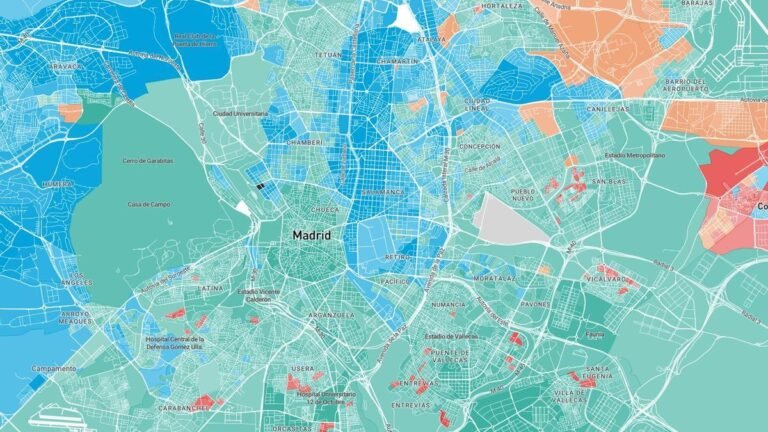Cómo puedo ubicar mi mesa de votación en el INE 5 persona consultando mapa electoral