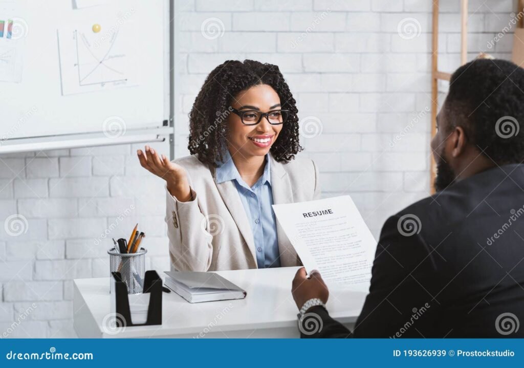 Cómo realizar entrevistas efectivas basadas en competencias 1 persona entrevistando a candidato en oficina 2