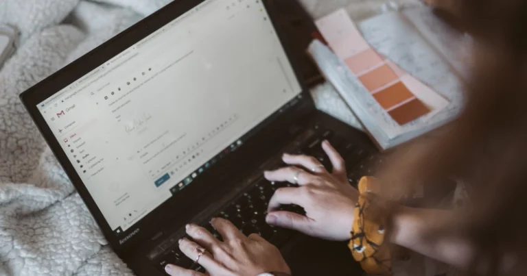 Cómo puedo compartir un archivo pesado por correo electrónico fácilmente 23 persona enviando un archivo desde su laptop