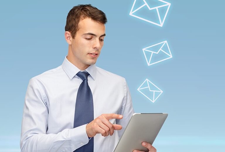 persona enviando un correo electronico profesional 1