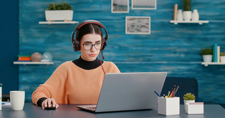 persona estudiando ingles con materiales visuales