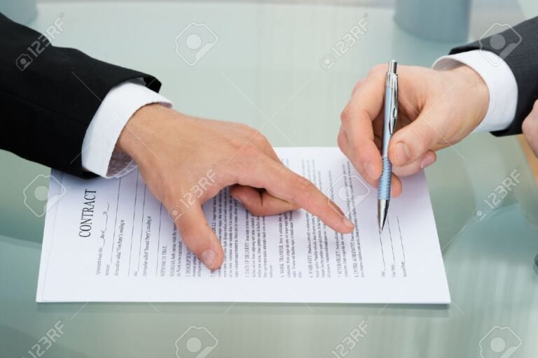 Qué debes incluir en una carta de consentimiento informado Ejemplo práctico 14 persona firmando un documento importante