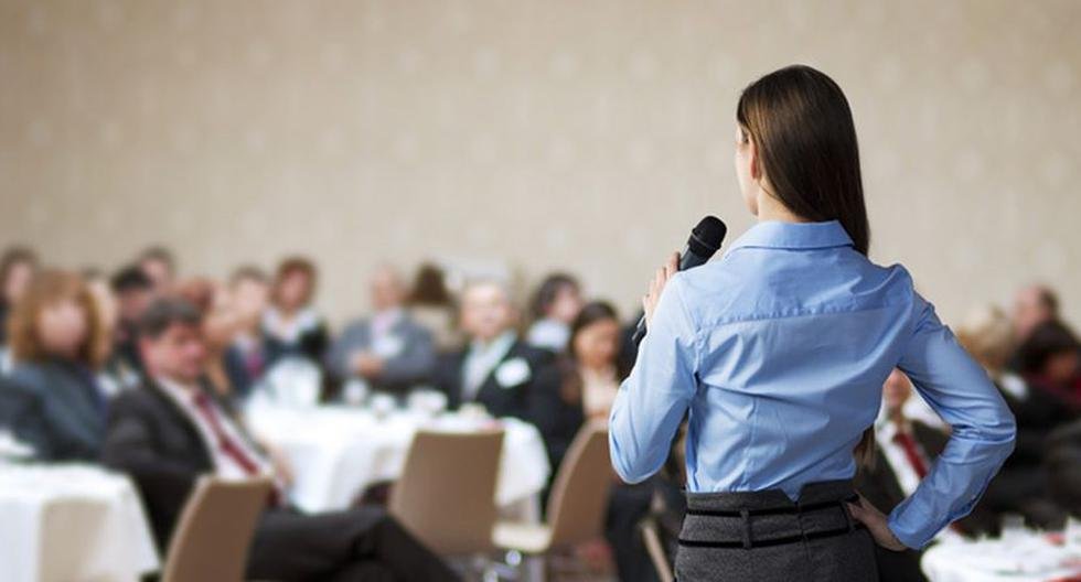 persona hablando frente a una audiencia