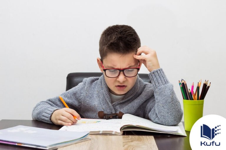 persona leyendo con concentracion en un libro